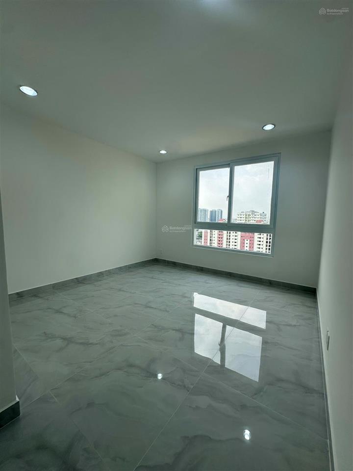 Bán căn góc lô b, rộng 99m2, giá 3.65 tỷ có sẵn sổ hồng, nhà mới như hình.  0907 383 *** châu