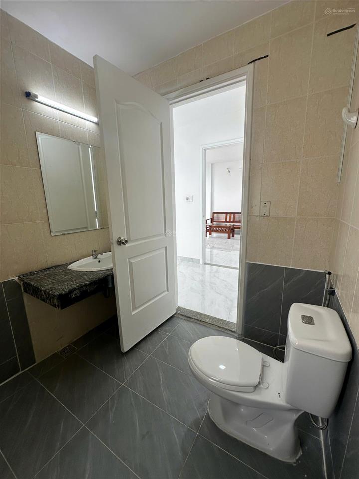 Bán căn góc lô b, rộng 99m2, giá 3.65 tỷ có sẵn sổ hồng, nhà mới như hình.  0907 383 *** châu