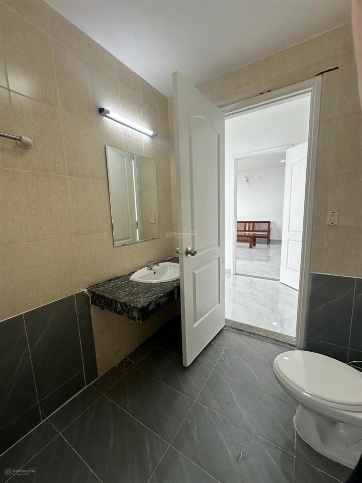 Bán căn góc lô b, rộng 99m2, giá 3.65 tỷ có sẵn sổ hồng, nhà mới như hình.  0907 383 *** châu