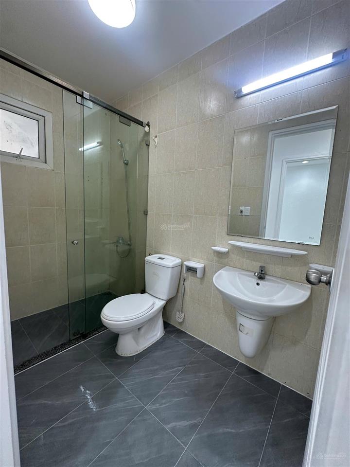 Bán căn góc lô b, rộng 99m2, giá 3.65 tỷ có sẵn sổ hồng, nhà mới như hình.  0907 383 *** châu