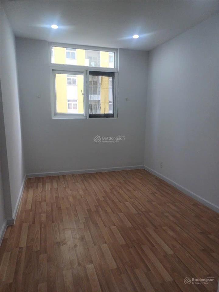 Chính chủ gửi bán căn góc b2  12b  09 rộng 74m2 có 2 phòng ngủ, 2wc nhà mới dọn vào ở ngay