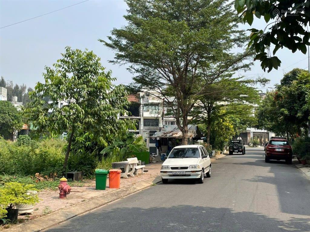 Biệt thự liên phường quận 9, dt đất 10x18, 3 tầng thang máy giá 23 tỷ