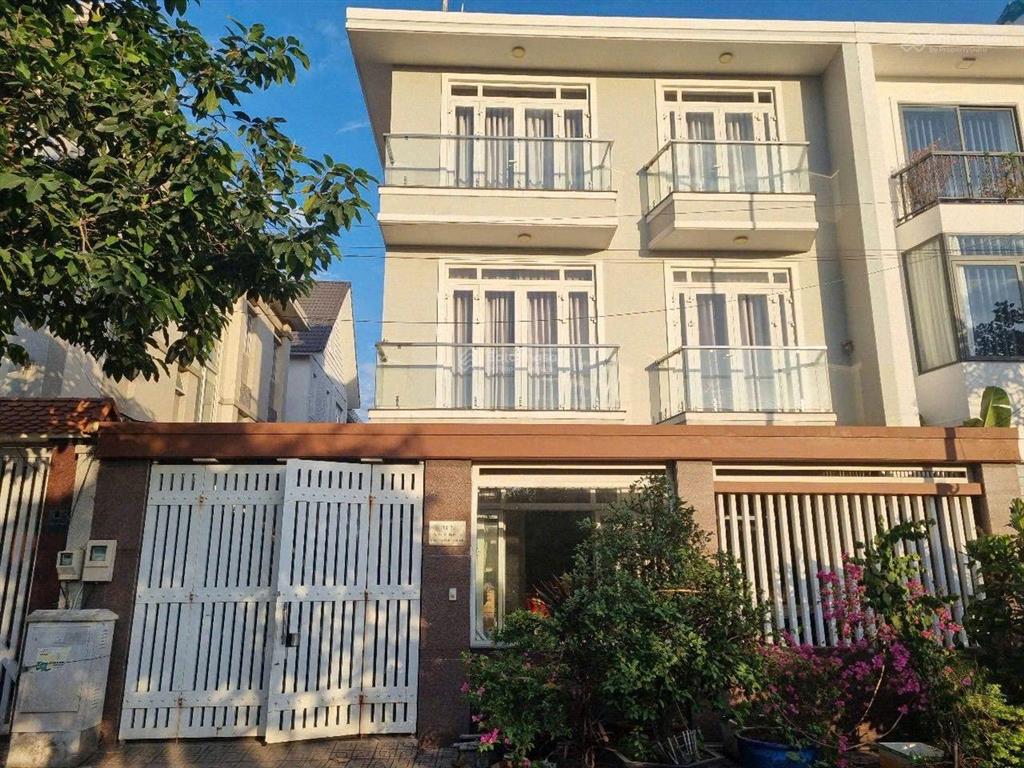 Biệt thự liên phường quận 9, dt đất 10x18, 3 tầng thang máy giá 23 tỷ