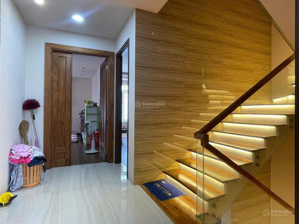 Biệt thự liên phường quận 9, dt đất 10x18, 3 tầng thang máy giá 23 tỷ