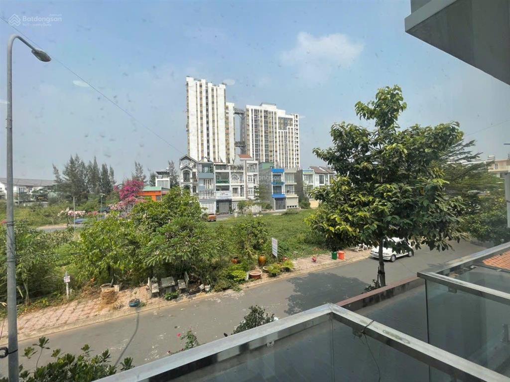 Biệt thự liên phường quận 9, dt đất 10x18, 3 tầng thang máy giá 23 tỷ