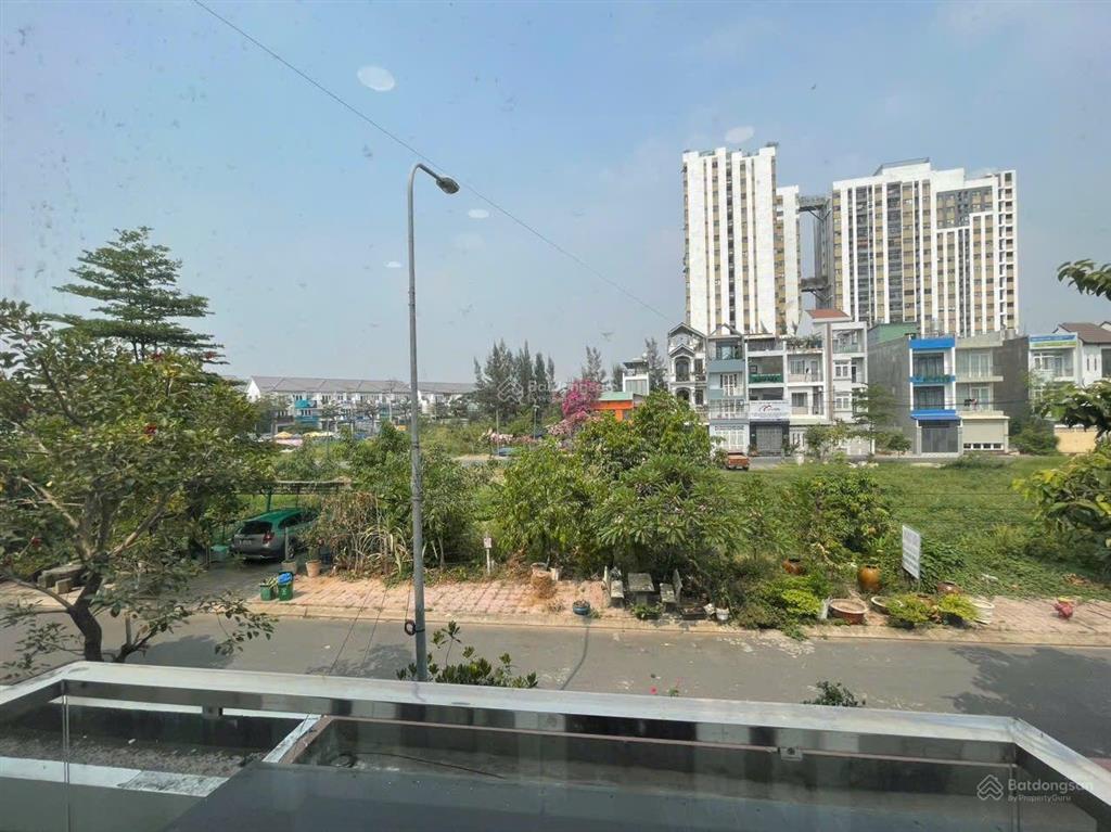 Biệt thự liên phường quận 9, dt đất 10x18, 3 tầng thang máy giá 23 tỷ