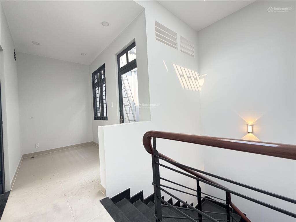 Hiếm  nhà mới 3 tầng sát mặt tiền đường nguyễn duy trinh q2, sổ hồng hoàn công giá tốt
