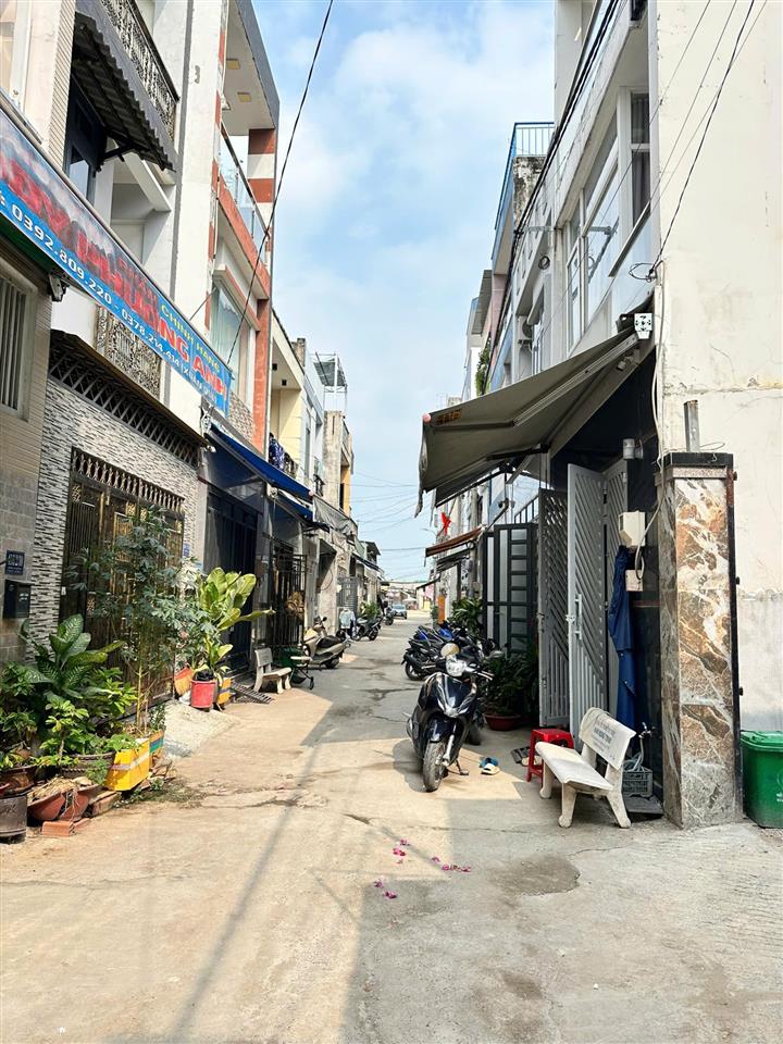 Bán nhà đẹp sát mặt tiền lã xuân oai, long trường, full nội thất, đã hoàn công, giá chỉ hơn 6,3 tỷ