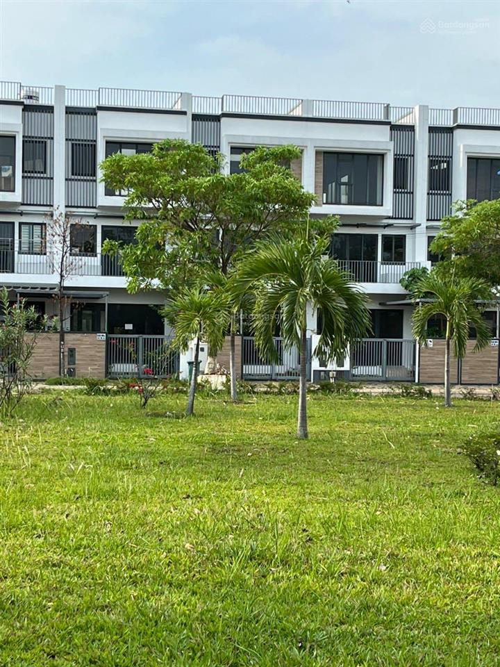 Chính chủ gửi bán căn nhà phố 5x20 view công viên ven sông đường qh 20m giá chỉ 8.3tỷ  0938 051 ***