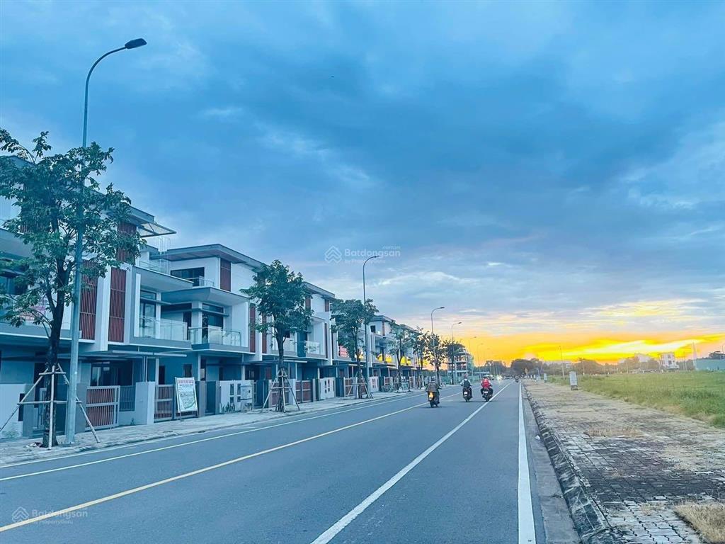 Chính chủ gửi bán căn nhà phố 5x20 view công viên ven sông đường qh 20m giá chỉ 8.3tỷ  0938 051 ***