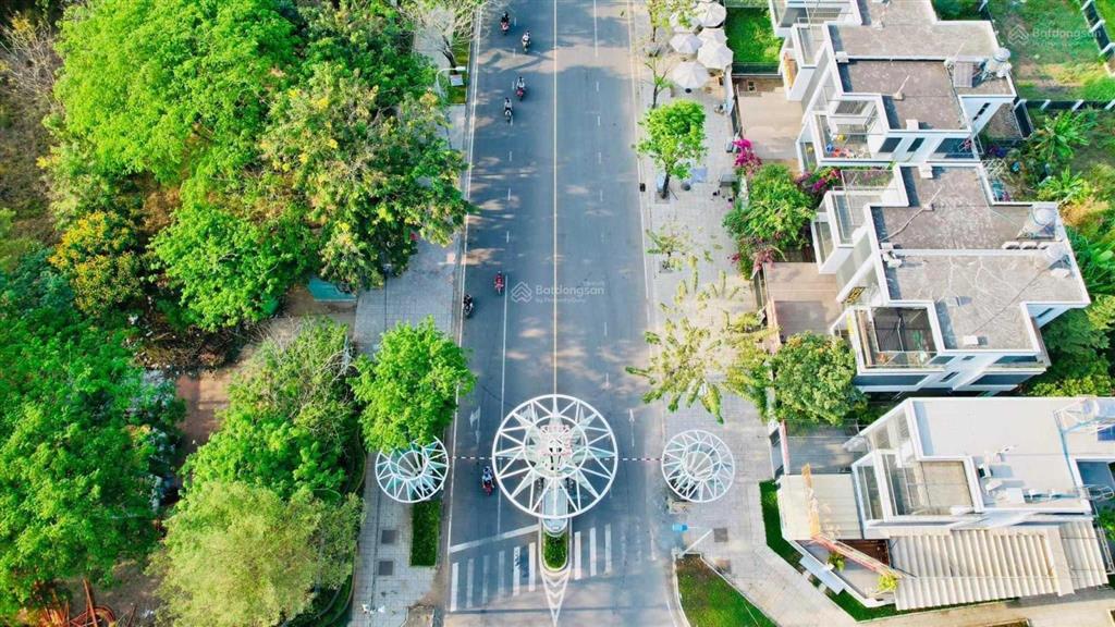 Chính chủ gửi bán căn nhà phố 5x20 view công viên ven sông đường qh 20m giá chỉ 8.3tỷ  0938 051 ***