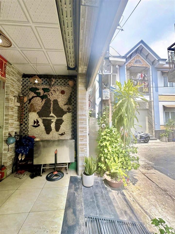 Bán gấp định cư giảm 4 tỷ còn 8 tỷ, 3 tầng, 93m2(5x18) ngay đầm sen, hẻm ô tô vào nhà, cách mt 20m