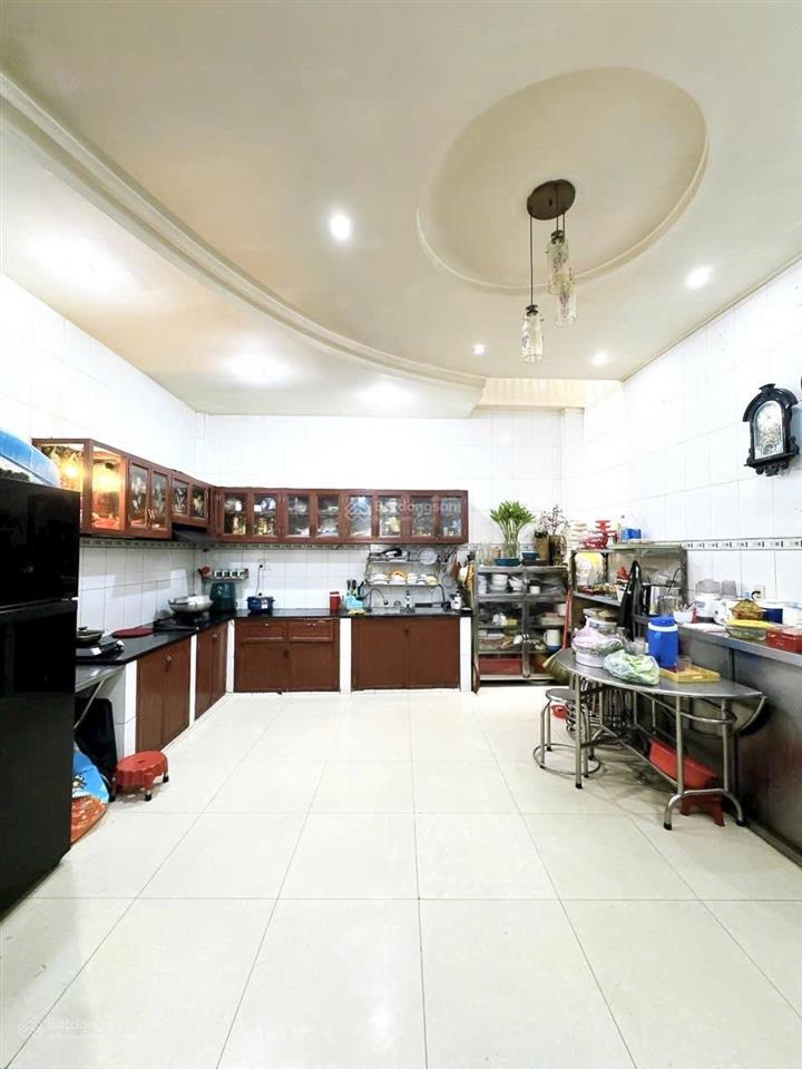 Bán gấp định cư giảm 4 tỷ còn 8 tỷ, 3 tầng, 93m2(5x18) ngay đầm sen, hẻm ô tô vào nhà, cách mt 20m