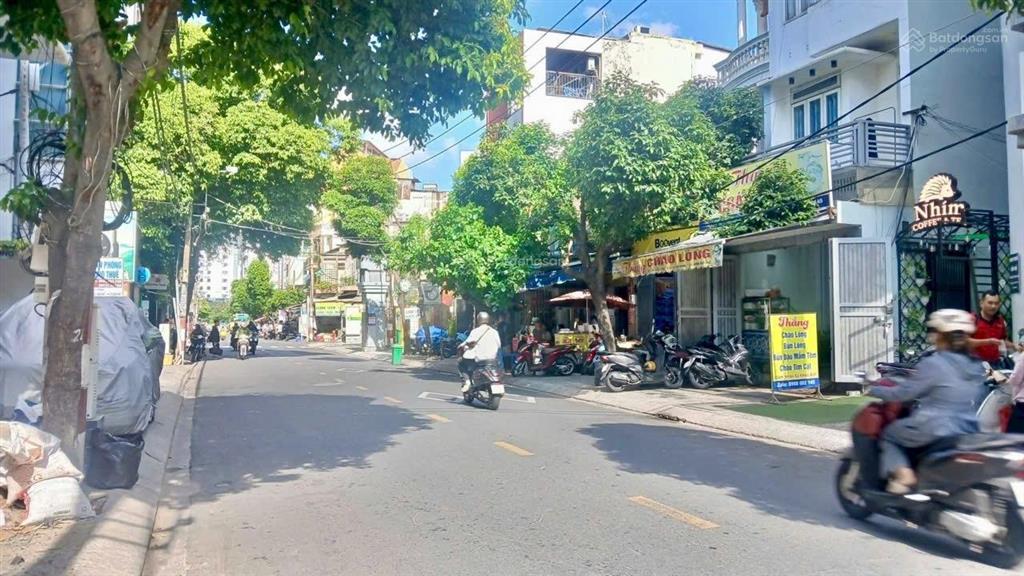 Cần bán nhà mặt tiền sân bay tân sơn nhất lô góc 90m2(5.4x16.5m), 7tầng thang máy mới. giá 27.5tỷ