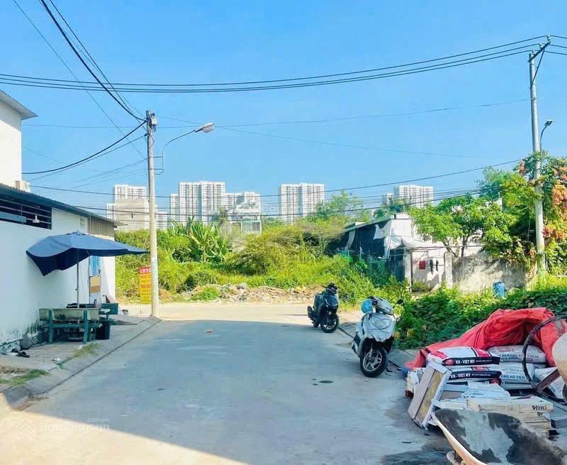 Cần bán gấp lô đất thổ cư giá cực rẻ 65m2, cách vinhomes grand park q9 chỉ 300m, sổ hồng riêng