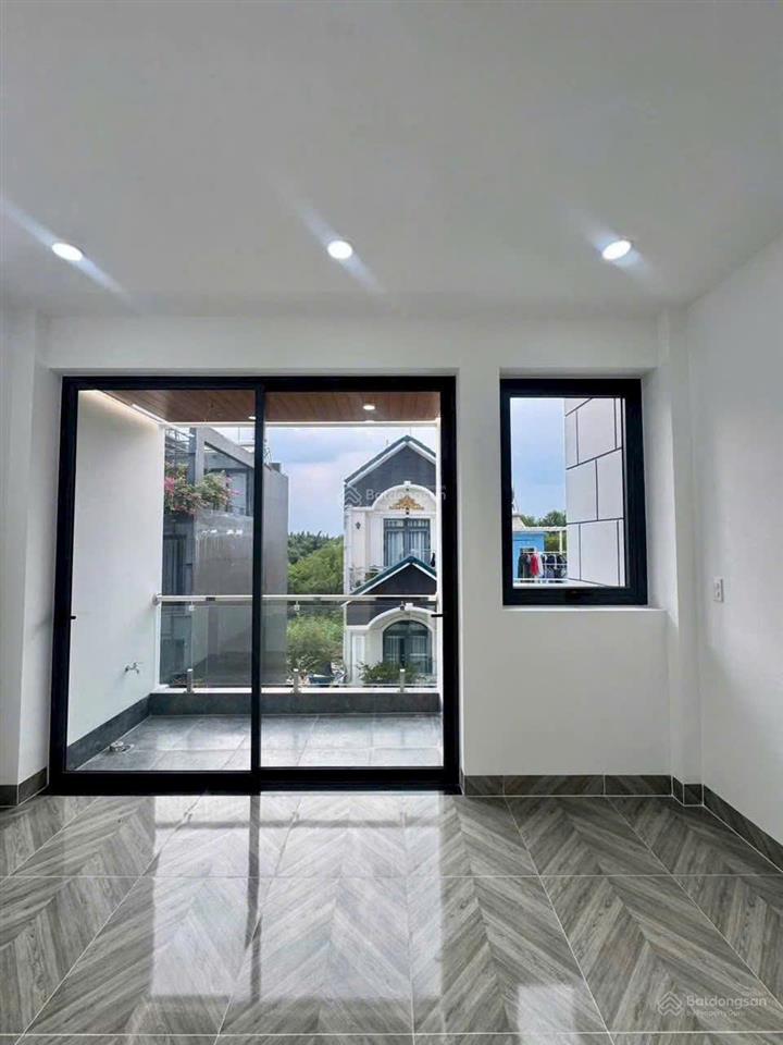 Nhà giá tốt, mới xây 3 tầng, ngay trung tâm, gần chợ long trường quận 9, đường ô tô, sổ riêng