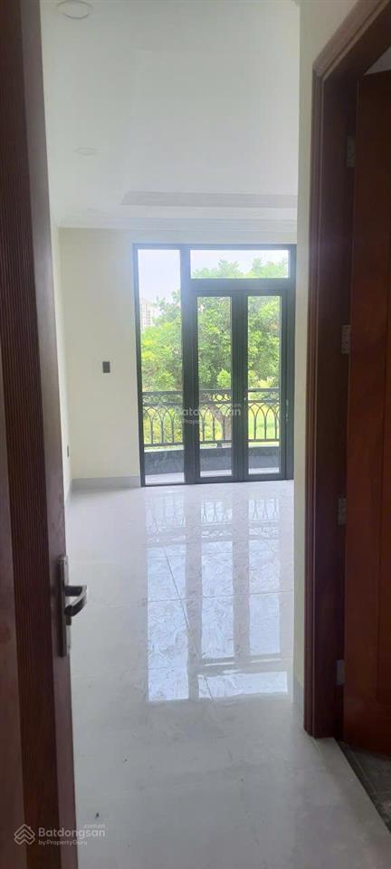 Bán căn biệt thự đơn lập mới tinh, sổ hồng, có thang máy đầy đủ.