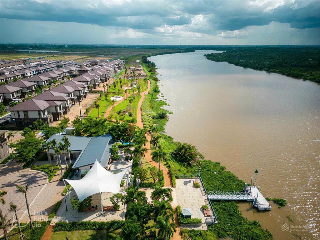 Biệt thự đơn lập 300m2, 1 trệt 2 lầu, 3 mặt giáp sông, liền kề công viên compound, cách pmh 35 phút