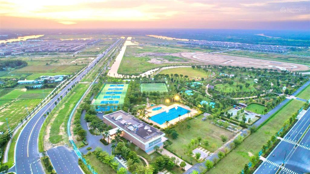Biệt thự đơn lập 300m2, 1 trệt 2 lầu, 3 mặt giáp sông, liền kề công viên compound, cách pmh 35 phút