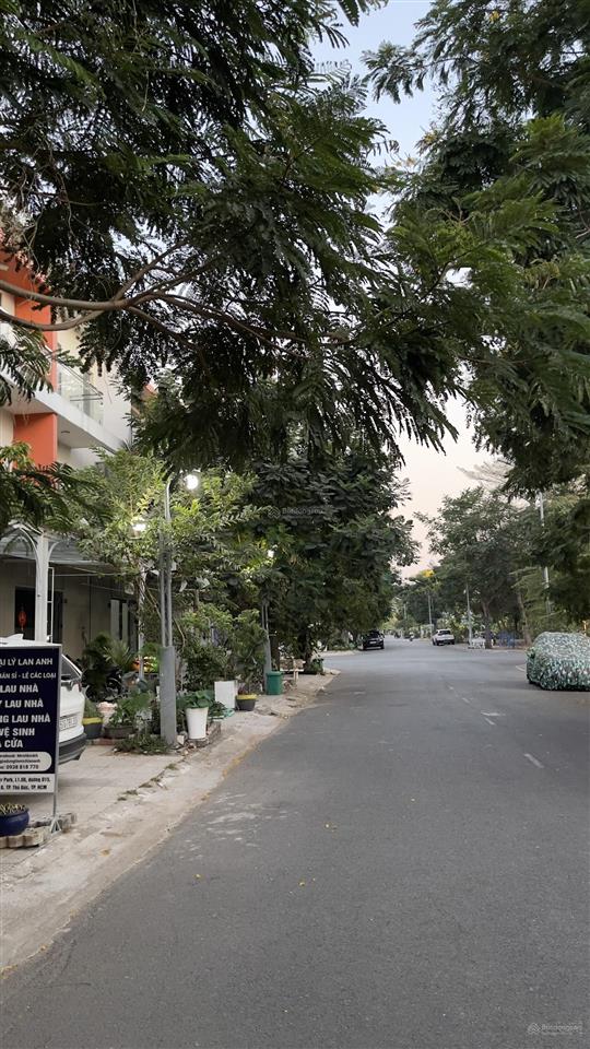 Chủ cần tiền bán gấp căn nhà phố river park giá tốt