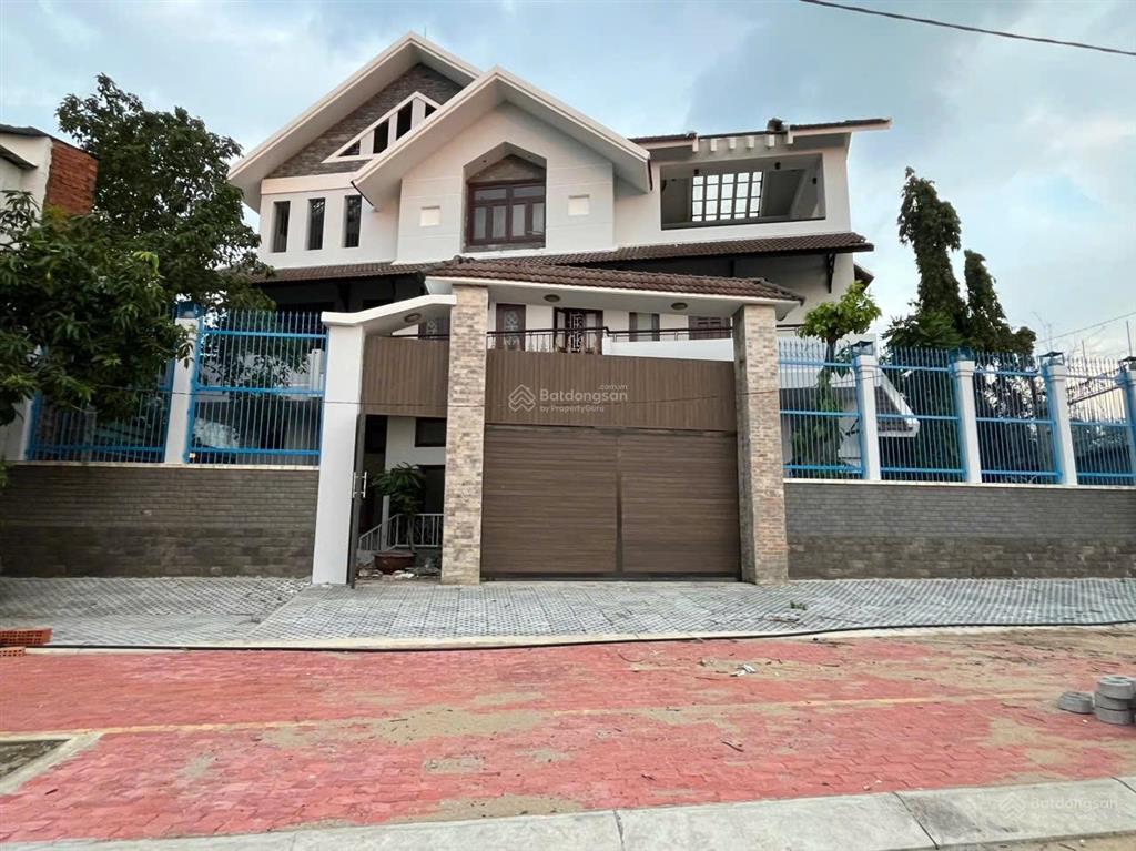 Bán khu biệt thự 2148m2. 2 mt,
nam hoà ,phước long a, q9,hcm. g 400 tỷ