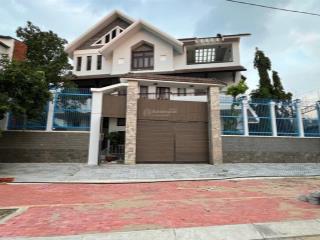 Bán khu biệt thự 2148m2. 2 mt,
nam hoà ,phước long a, q9,hcm. g 400 tỷ