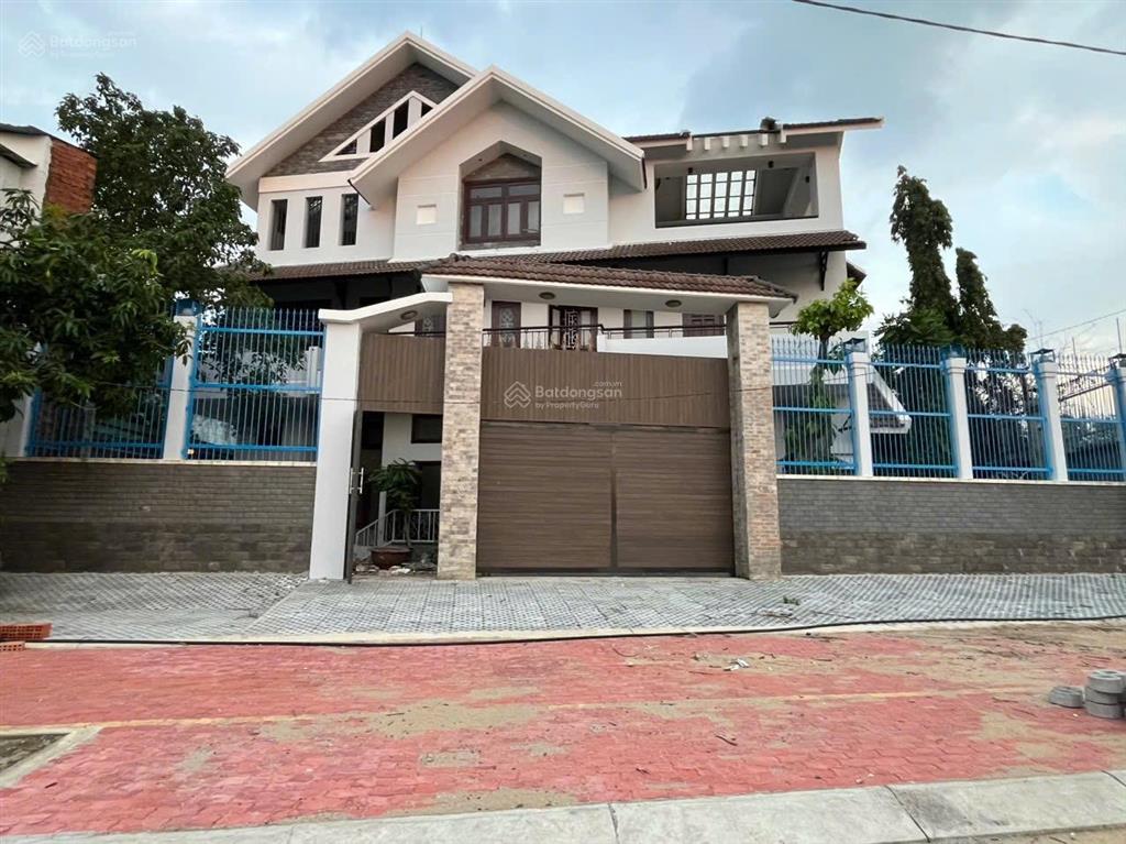 Bán khu biệt thự 2148m2. 2 mt,
nam hoà ,phước long a, q9,hcm. g 400 tỷ