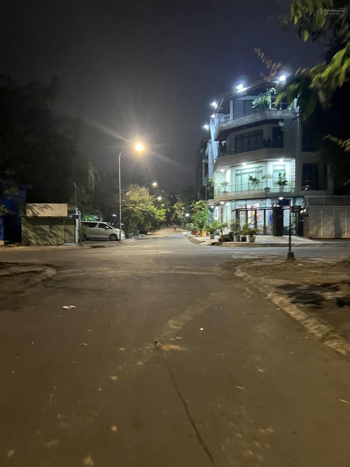  bán gấp lô đất góc 7,5x20m. dt 138m2. 2 mặt tiền kdc sadeco phước kiển a. nhà bè. giá 18tỷ