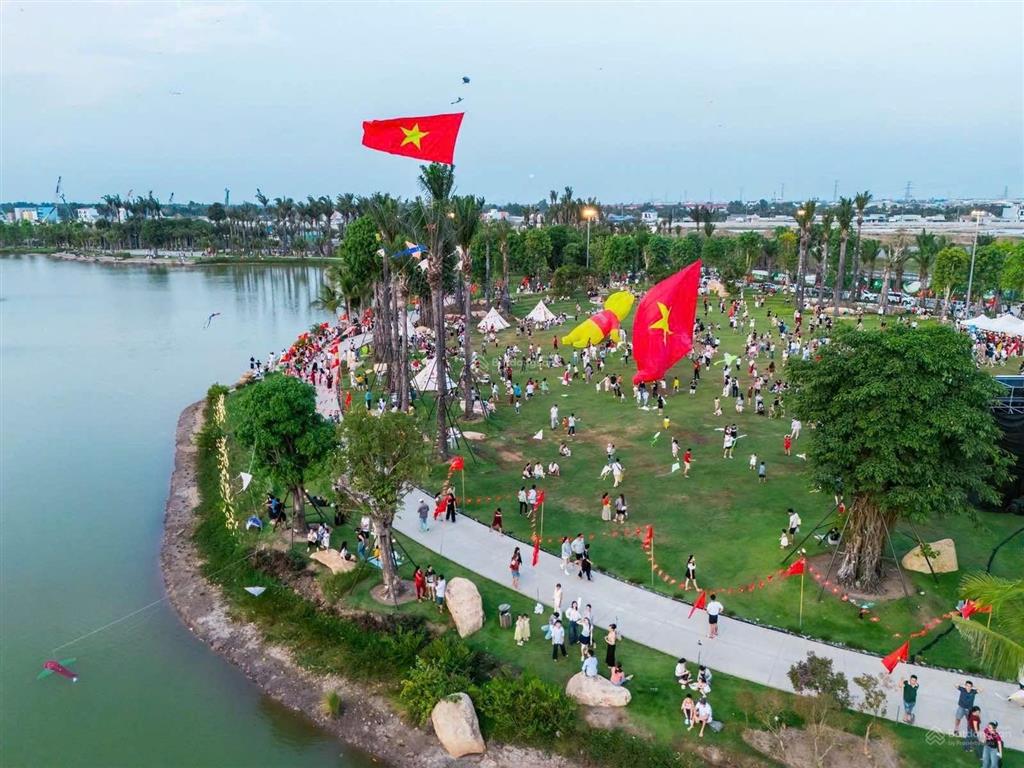 Căn nhà phố trung tâm rừng hồng 7,2x18/20m, xây dựng 3 tầng 1 tum, ngay khối đế toà forest onsen