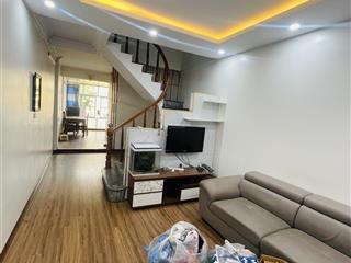 Chính chủ cho thuê tập thể tầng 4, dt 100m2, ngõ 161 thái hà, đống đa. lô góc thoáng sáng