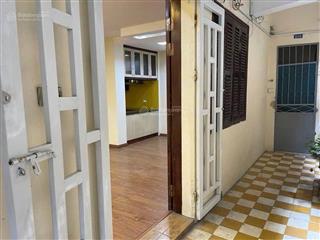 Cho thuê căn hộ tập thể mặt phố, tầng 2, cạnh 88 láng hạ, đống đa, nhà mới thoáng đẹp như chung cư