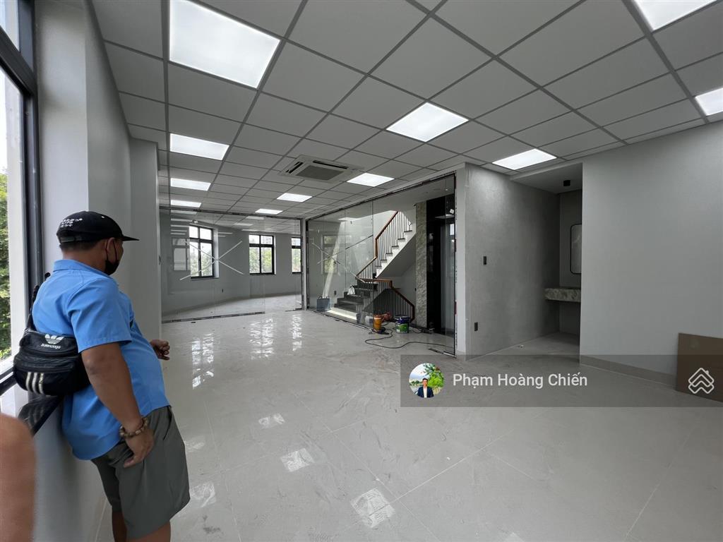 Cho thuê căn góc shophouse 2 mặt tiền 10x19m 1trệt 1lửng 3lầu, giá 70 triệu hoàn thiện đầy đủ pccc