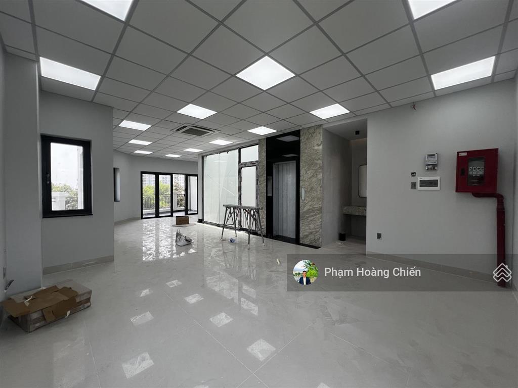 Cho thuê căn góc shophouse 2 mặt tiền 10x19m 1trệt 1lửng 3lầu, giá 70 triệu hoàn thiện đầy đủ pccc