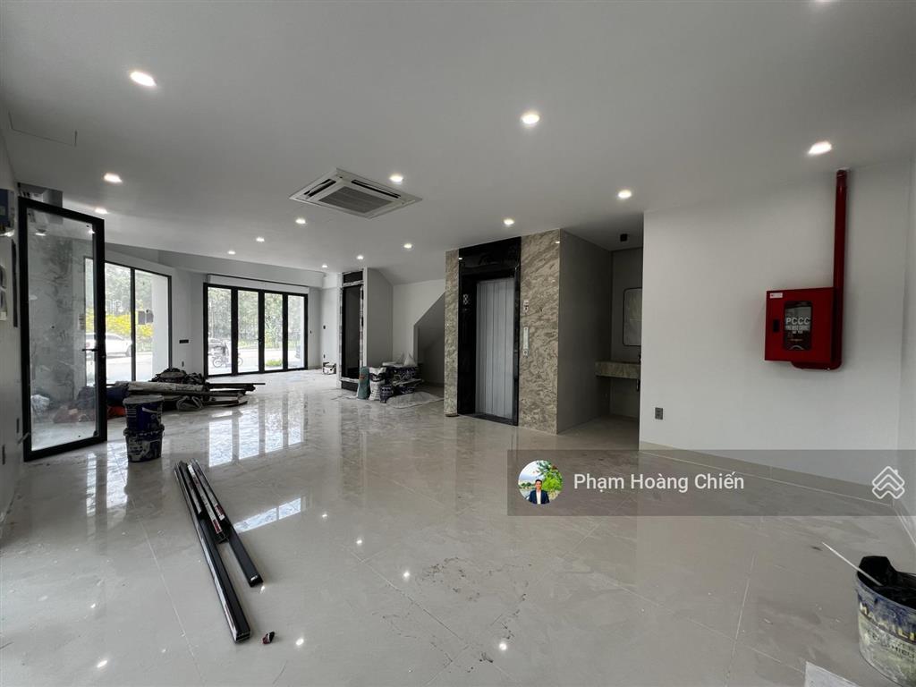 Cho thuê căn góc shophouse 2 mặt tiền 10x19m 1trệt 1lửng 3lầu, giá 70 triệu hoàn thiện đầy đủ pccc