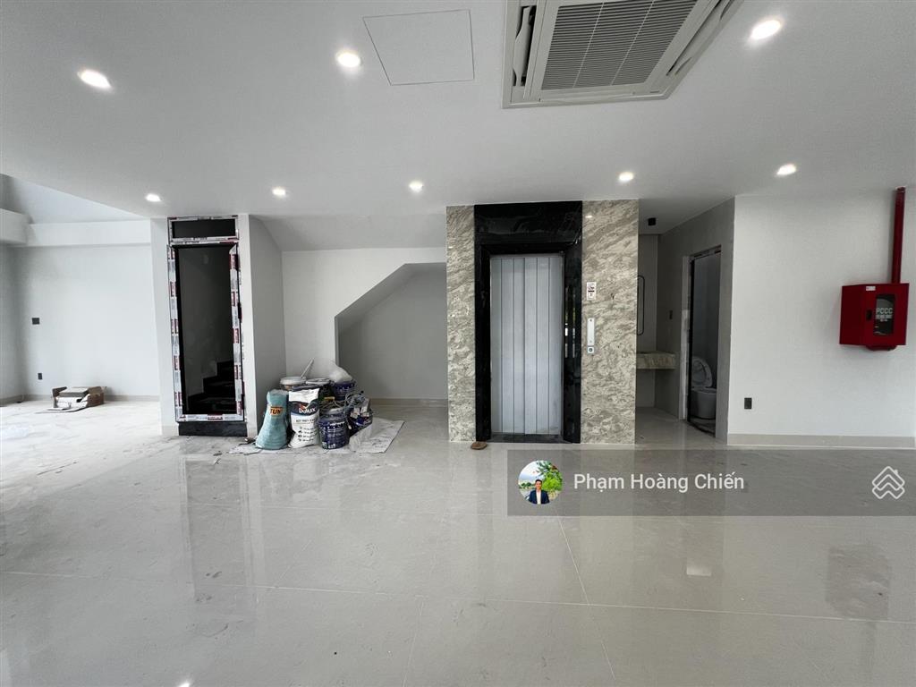 Cho thuê căn góc shophouse 2 mặt tiền 10x19m 1trệt 1lửng 3lầu, giá 70 triệu hoàn thiện đầy đủ pccc