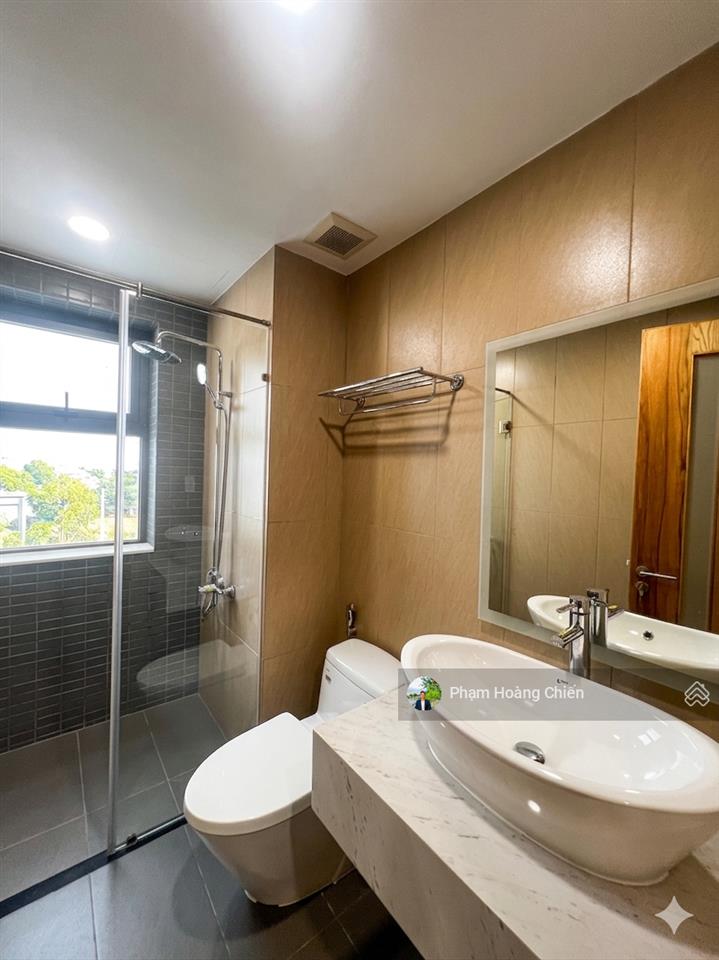 Nhà phố góc 3 mặt thoáng, view hồ giá 38 triệu bao thuế, 1 trệt 3 lầu, đường 25m làm vp rất phù hợp
