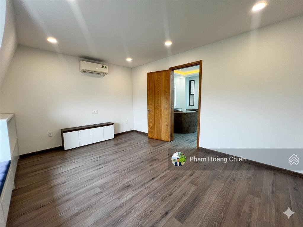 Nhà phố góc 3 mặt thoáng, view hồ giá 38 triệu bao thuế, 1 trệt 3 lầu, đường 25m làm vp rất phù hợp