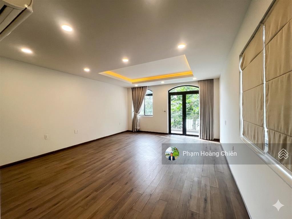 Nhà phố góc 3 mặt thoáng, view hồ giá 38 triệu bao thuế, 1 trệt 3 lầu, đường 25m làm vp rất phù hợp