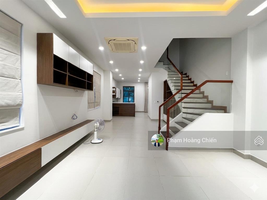 Nhà phố góc 3 mặt thoáng, view hồ giá 38 triệu bao thuế, 1 trệt 3 lầu, đường 25m làm vp rất phù hợp