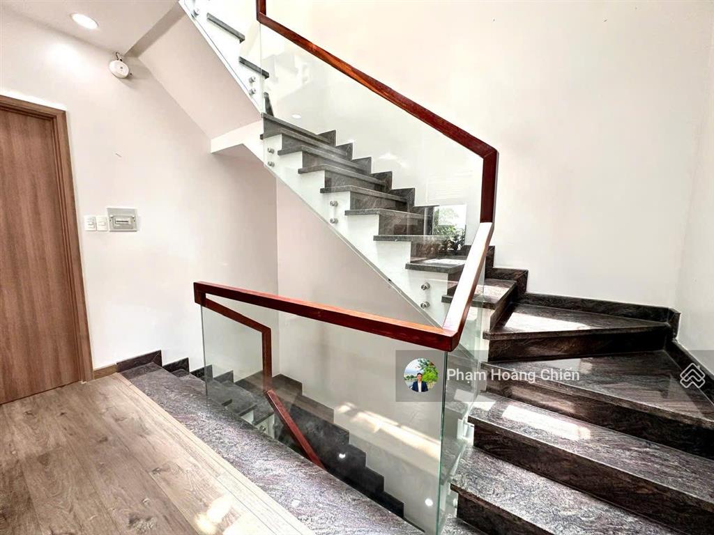 Cho thuê nhà phố góc ngang 7m, full nội thất cao cấp 4pn 5wc giá 35 triệu, có sân vườn thoáng mát
