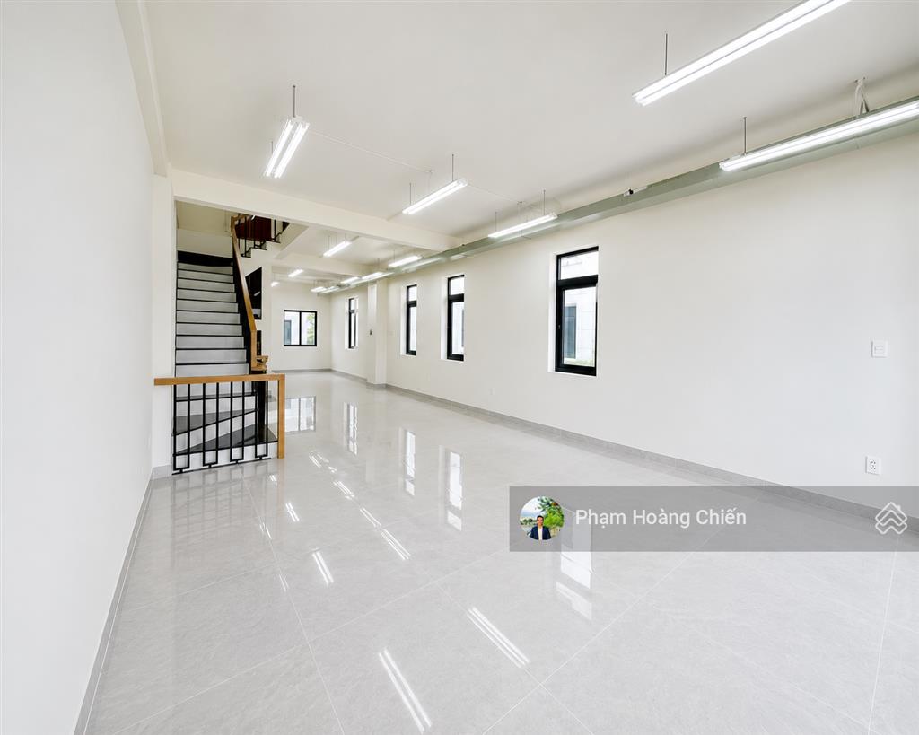 Shophouse góc công viên song hành thoáng giá 45 triệu, hoàn thiện sàn trống dễ setup, có thang máy