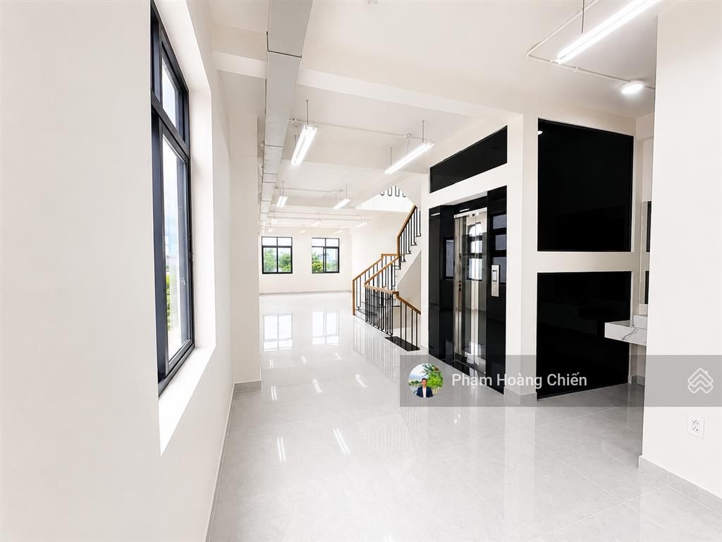 Shophouse góc công viên song hành thoáng giá 45 triệu, hoàn thiện sàn trống dễ setup, có thang máy