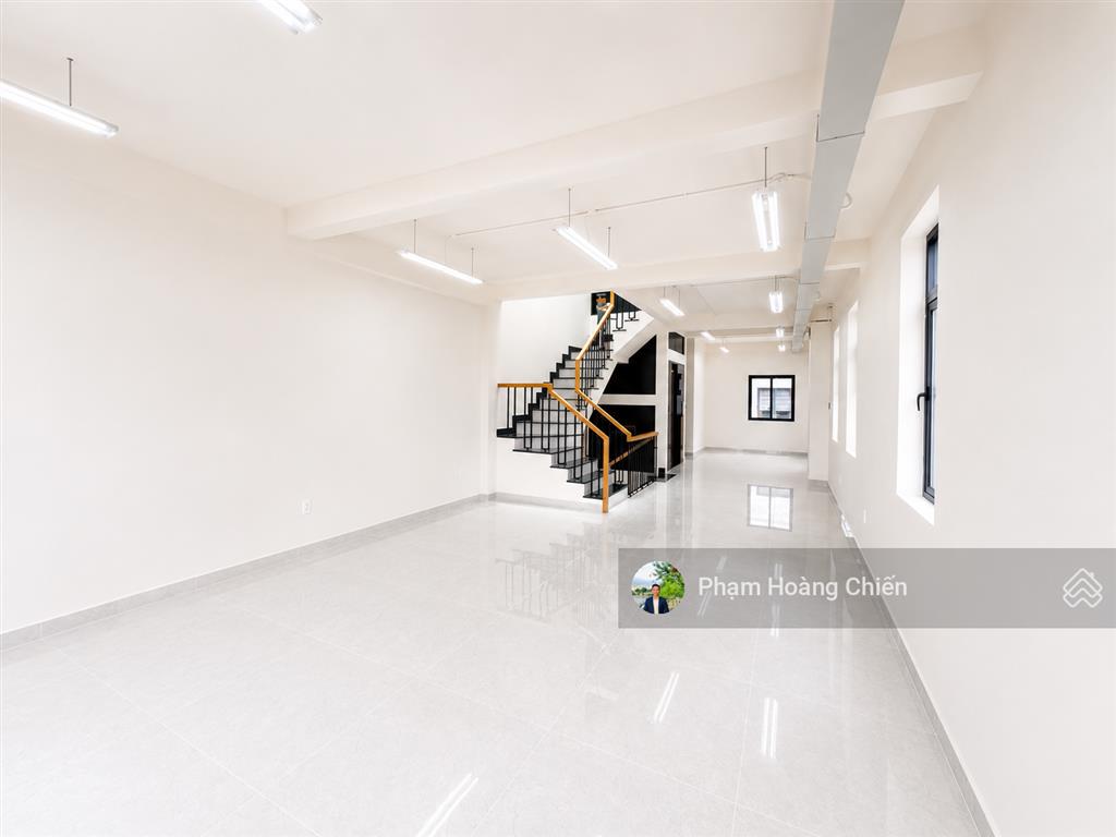 Shophouse góc công viên song hành thoáng giá 45 triệu, hoàn thiện sàn trống dễ setup, có thang máy