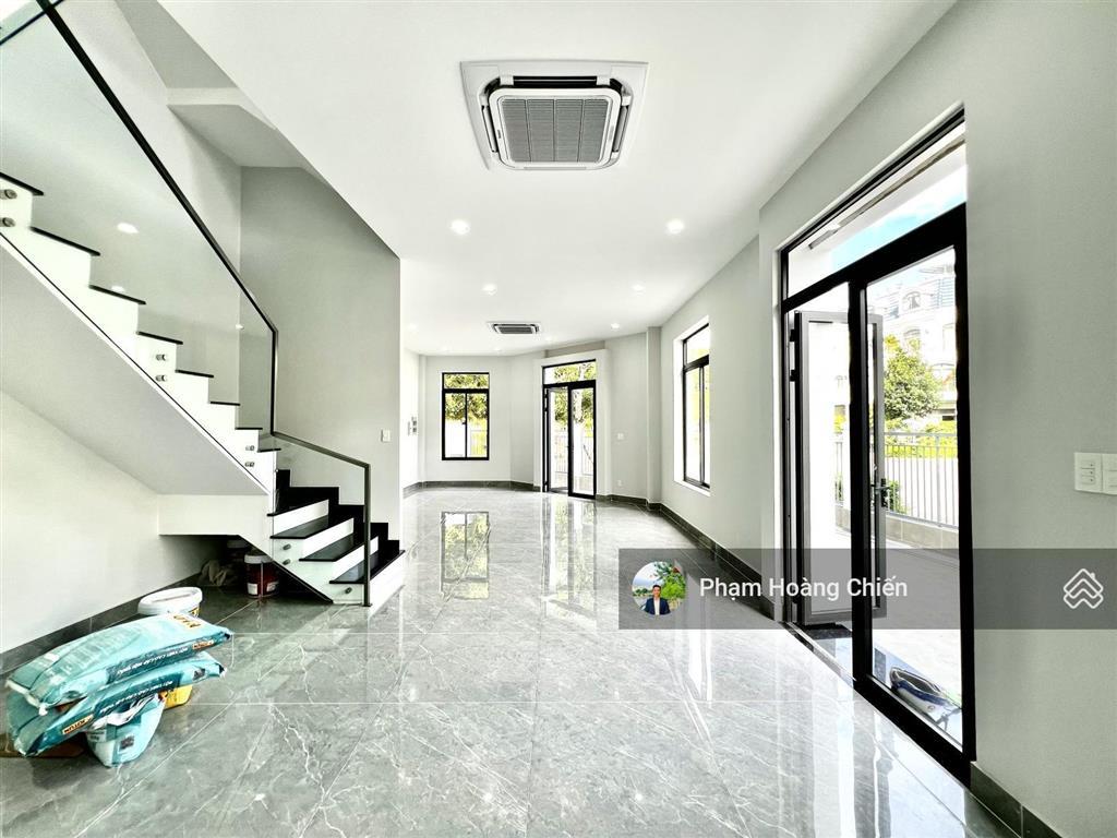 Hàng hót! nhà góc 2 mặt tiền, nở hậu, view hồ đường 25m 9x20m, nhà mới 100% chỉ 38 triệu/tháng