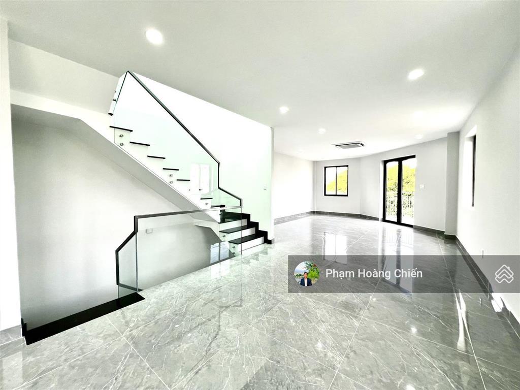 Hàng hót! nhà góc 2 mặt tiền, nở hậu, view hồ đường 25m 9x20m, nhà mới 100% chỉ 38 triệu/tháng