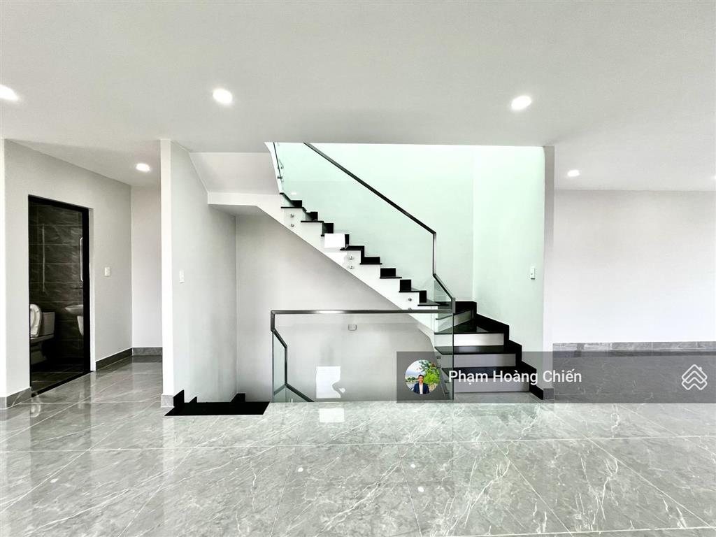Hàng hót! nhà góc 2 mặt tiền, nở hậu, view hồ đường 25m 9x20m, nhà mới 100% chỉ 38 triệu/tháng
