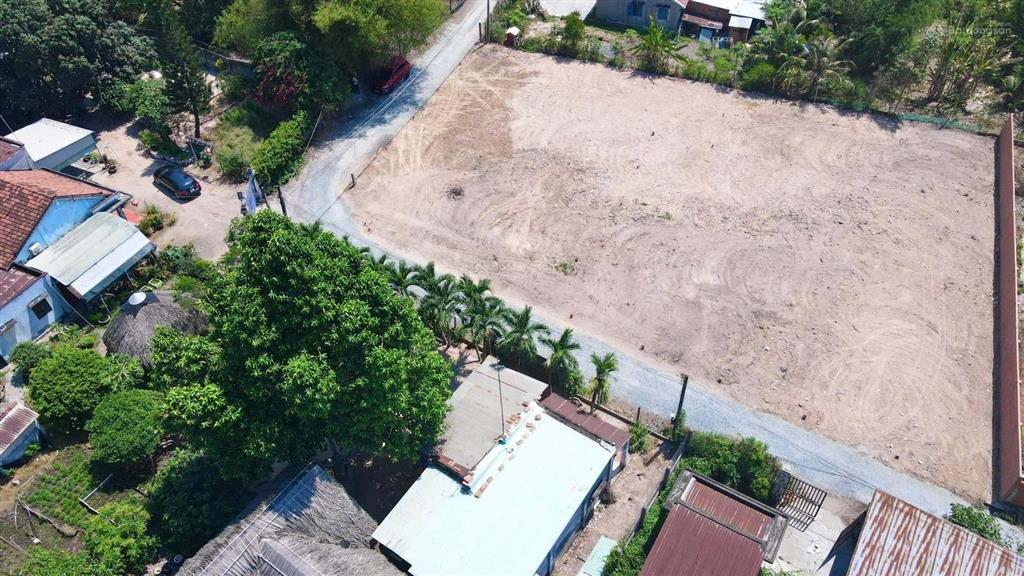 Lô góc 2 mặt tiền 144m2(ngang 7 nở hậu 10)giá 1 tỷ 050 triệu ngay kcn thành thành công trảng bàng