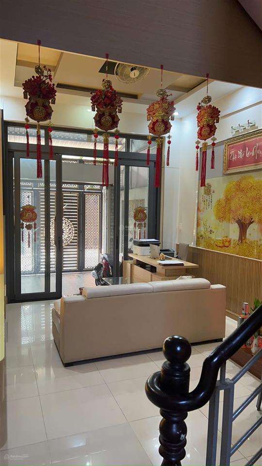 Nhà nguyên căn 1 trệt 3 lầu 4 pn , có thể làm thêm 2pn, giá thuê 22 tr/th nhà sẵn nội thất