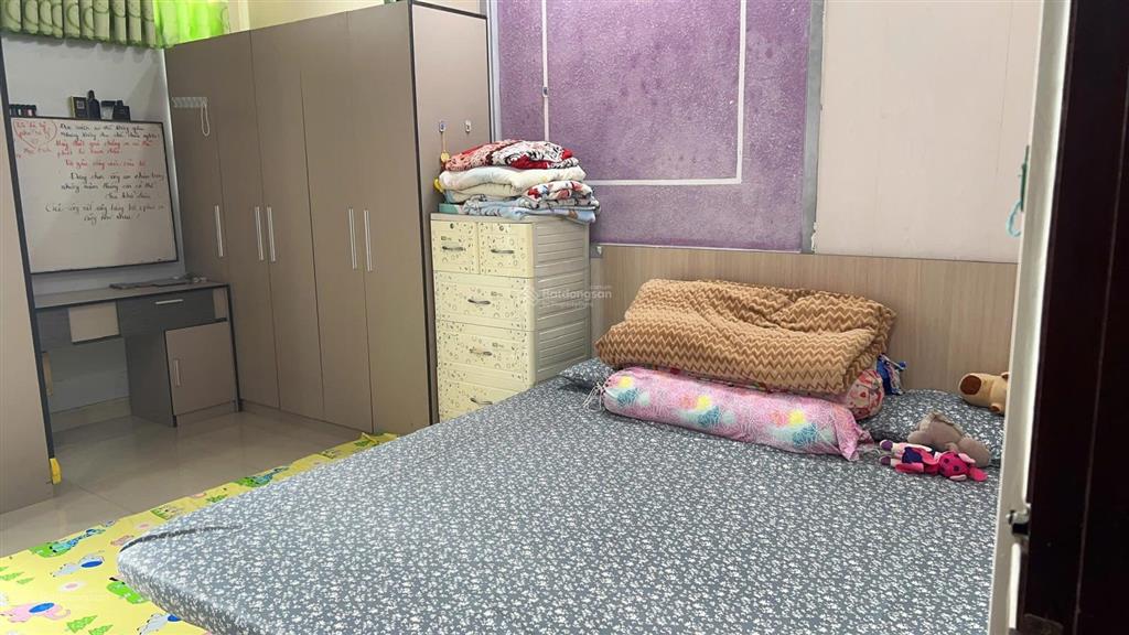 Nhà nguyên căn 1 trệt 3 lầu 4 pn , có thể làm thêm 2pn, giá thuê 22 tr/th nhà sẵn nội thất