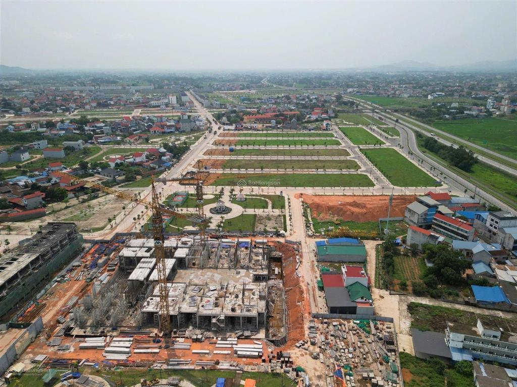 Chính chủ gửi bán lô do5.17 áp góc 137,5m2 đường 20,5m2 trực diện chung cư yên bình, giá 3,6 tỷ